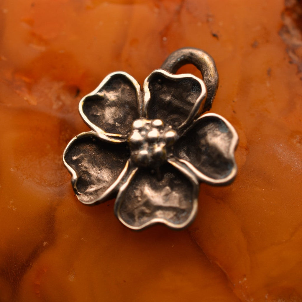 „Kirschblüte“ – oxidierter Anhänger aus 925er Silber, Talisman für Frühling und Neubeginn, handgefertigter Skulpturenschmuck im Boho- und rustikalen Stil | Art Diva