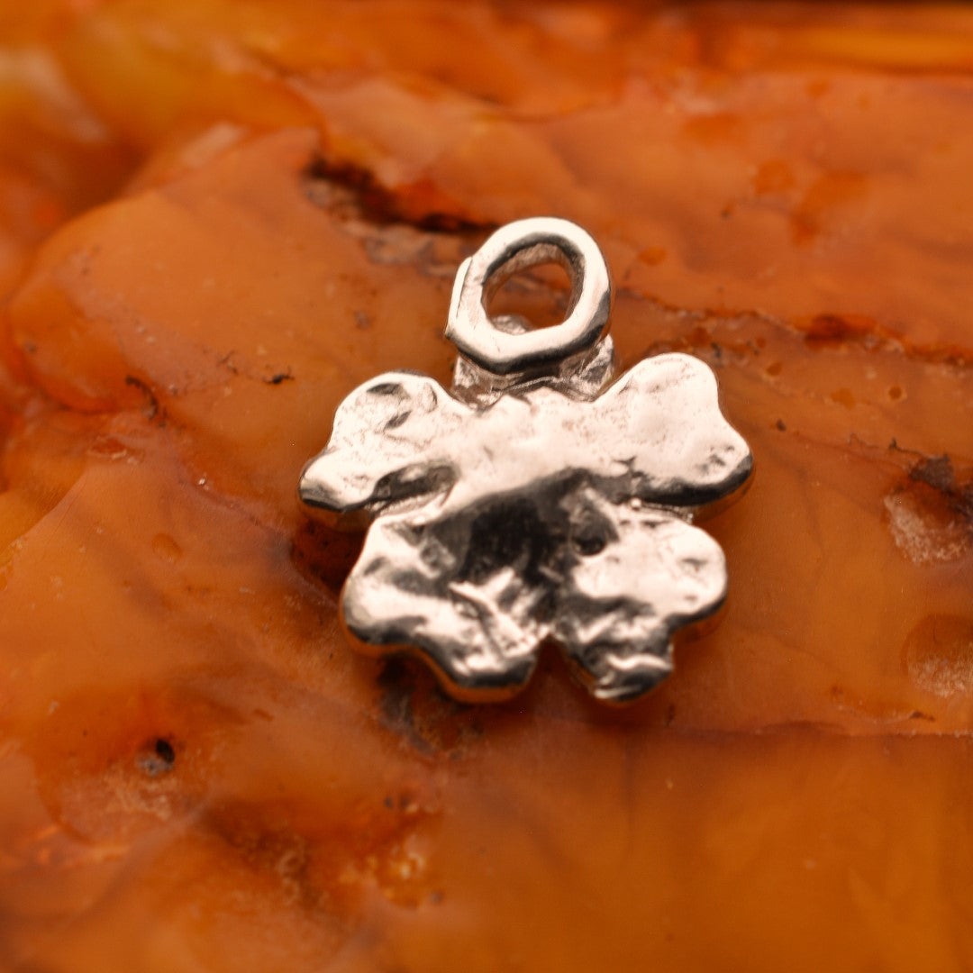 „Kirschblüte“ – Anhänger aus 925er Silber mit goldfarbenen Akzenten, Talisman für Frühling und Neubeginn, handgefertigter Skulpturenschmuck im Boho- und rustikalen Stil | Art Diva
