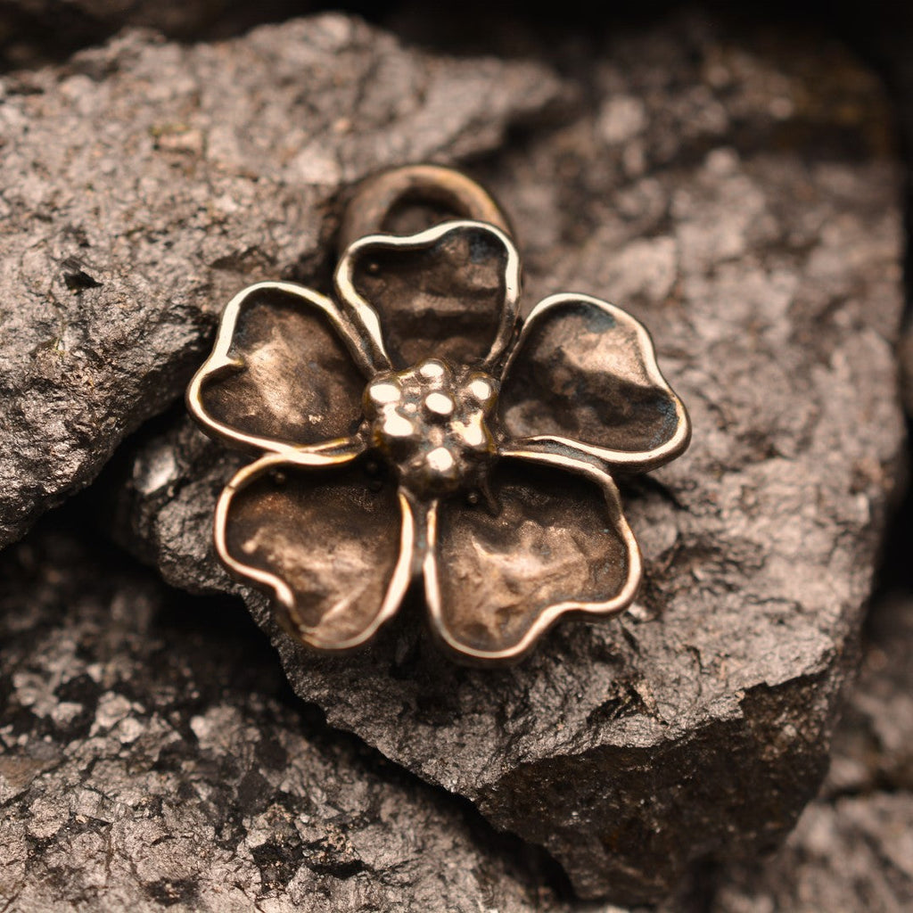 „Kirschblüte“ – oxidierter Anhänger aus 925er Silber, Talisman für Frühling und Neubeginn, handgefertigter Skulpturenschmuck im Boho- und rustikalen Stil | Art Diva