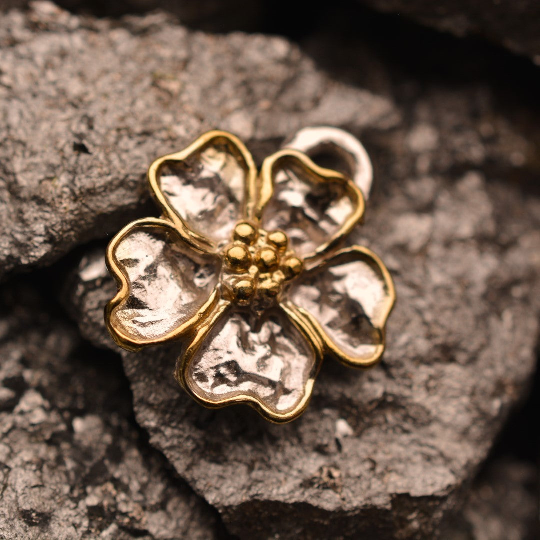 „Kirschblüte“ – Anhänger aus 925er Silber mit goldfarbenen Akzenten, Talisman für Frühling und Neubeginn, handgefertigter Skulpturenschmuck im Boho- und rustikalen Stil | Art Diva
