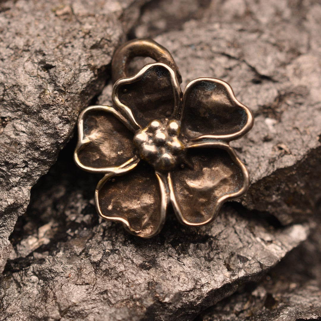 „Kirschblüte“ – oxidierter Anhänger aus 925er Silber, Talisman für Frühling und Neubeginn, handgefertigter Skulpturenschmuck im Boho- und rustikalen Stil | Art Diva