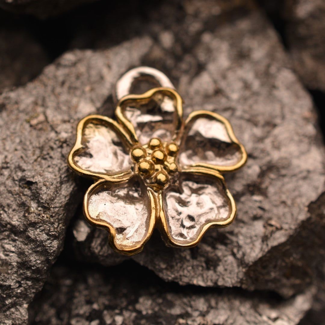 „Kirschblüte“ – Anhänger aus 925er Silber mit goldfarbenen Akzenten, Talisman für Frühling und Neubeginn, handgefertigter Skulpturenschmuck im Boho- und rustikalen Stil | Art Diva