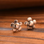 „Wilde Margerite“-Mini-Ohrstecker aus 925er Silber – florale Ohrringe im Vintage-Stil | Art Diva