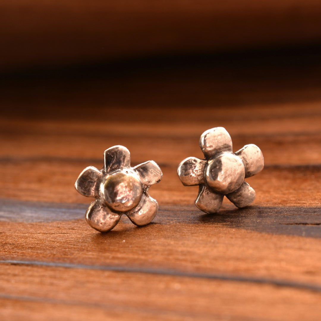„Wilde Margerite“-Mini-Ohrstecker aus 925er Silber – florale Ohrringe im Vintage-Stil | Art Diva