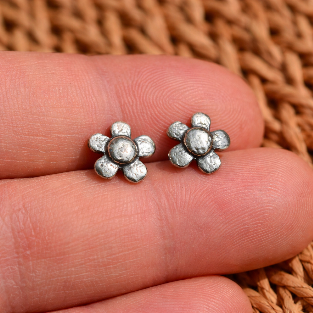 „Wilde Margerite“-Mini-Ohrstecker aus 925er Silber – florale Ohrringe im Vintage-Stil | Art Diva