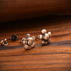 „Wilde Margerite“-Mini-Ohrstecker aus 925er Silber – florale Ohrringe im Vintage-Stil | Art Diva