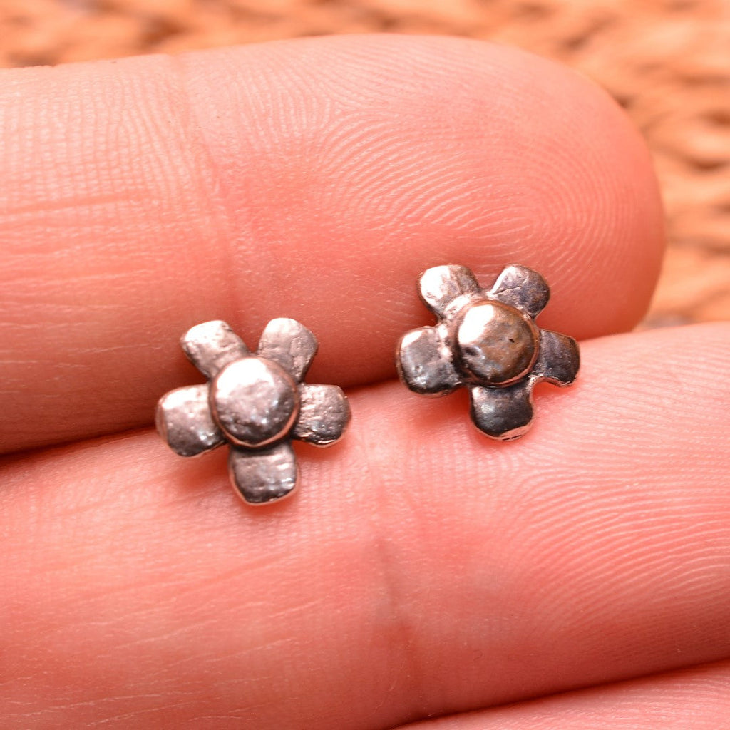 „Wilde Margerite“-Mini-Ohrstecker aus 925er Silber – florale Ohrringe im Vintage-Stil | Art Diva