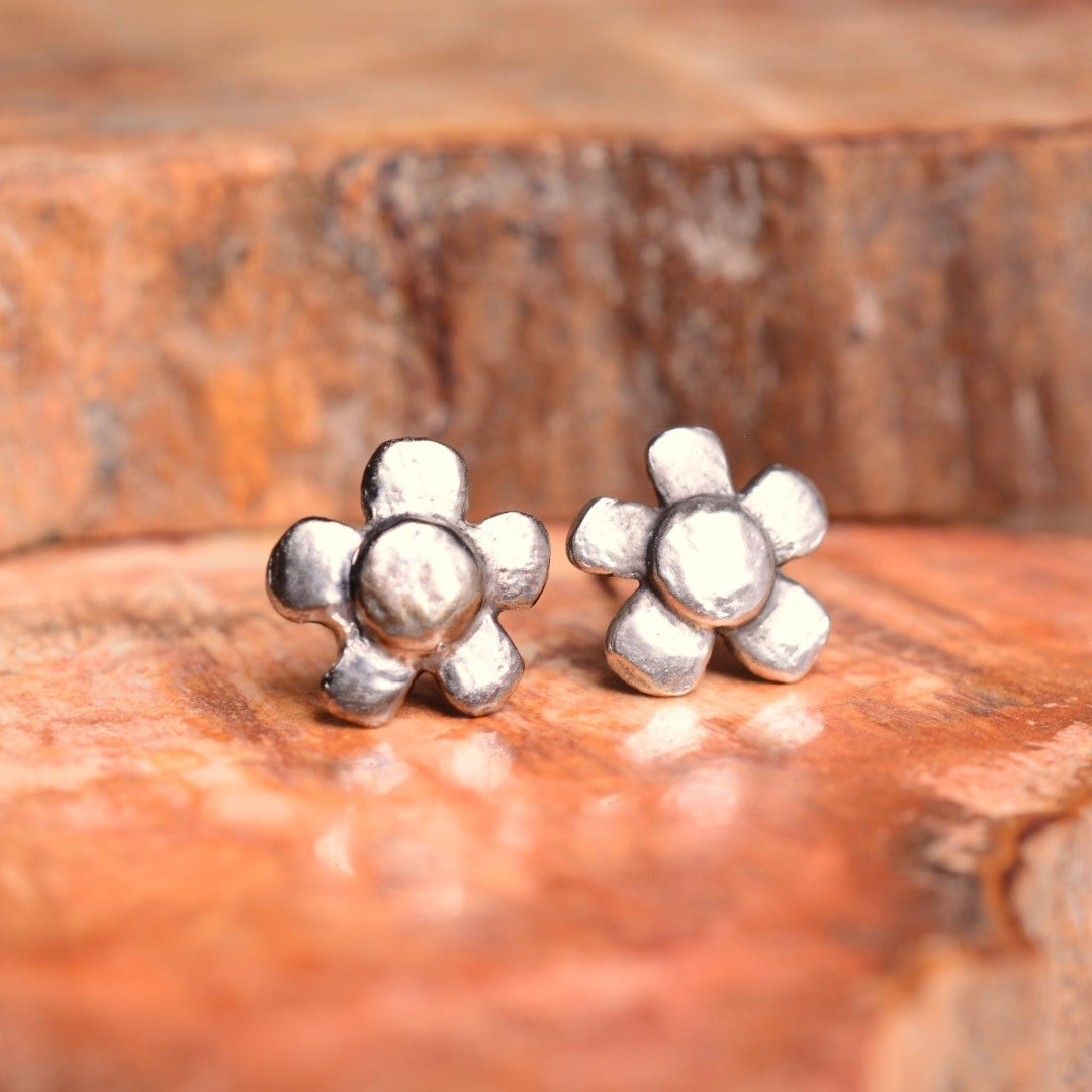„Wilde Margerite“-Mini-Ohrstecker aus 925er Silber – florale Ohrringe im Vintage-Stil | Art Diva