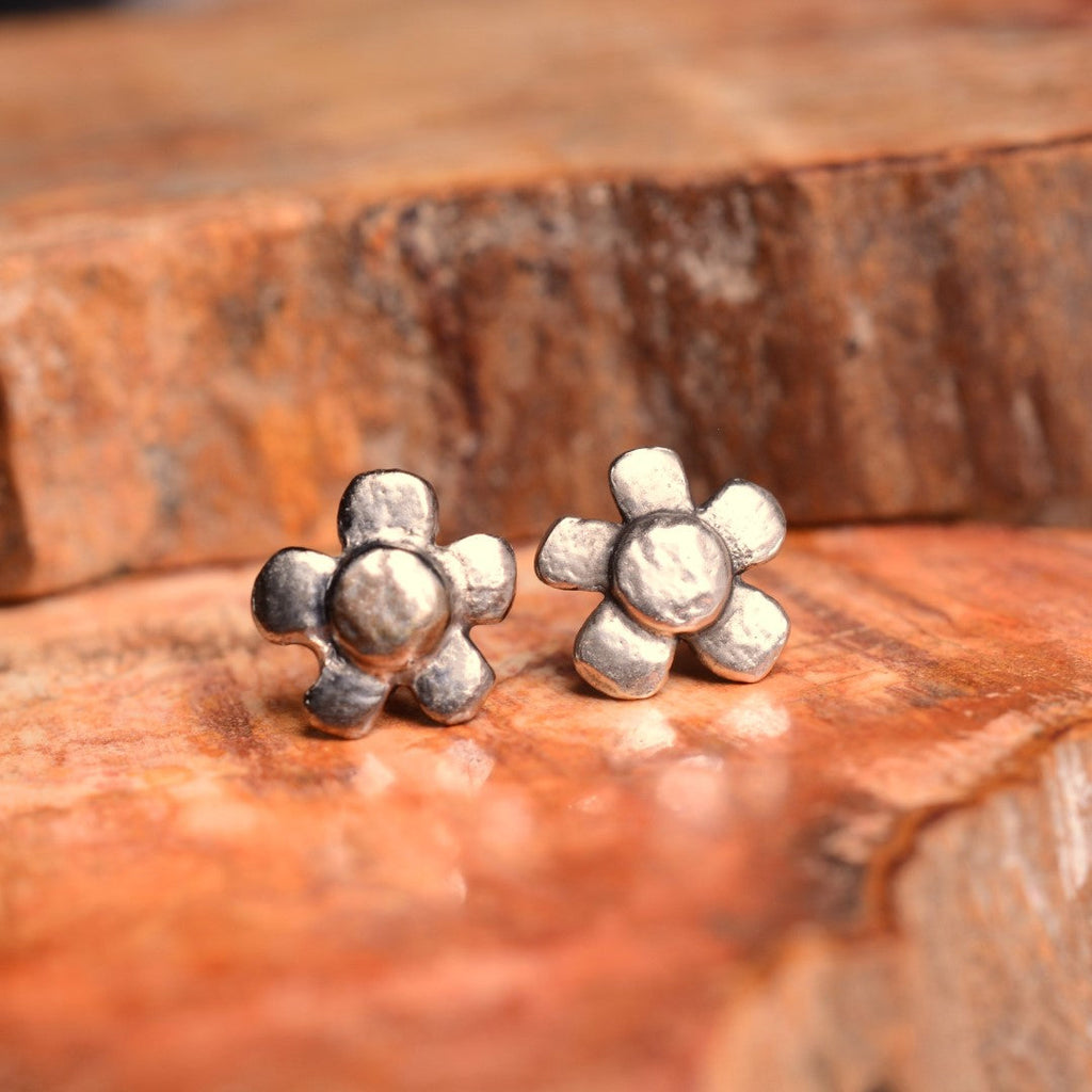 „Wilde Margerite“-Mini-Ohrstecker aus 925er Silber – florale Ohrringe im Vintage-Stil | Art Diva