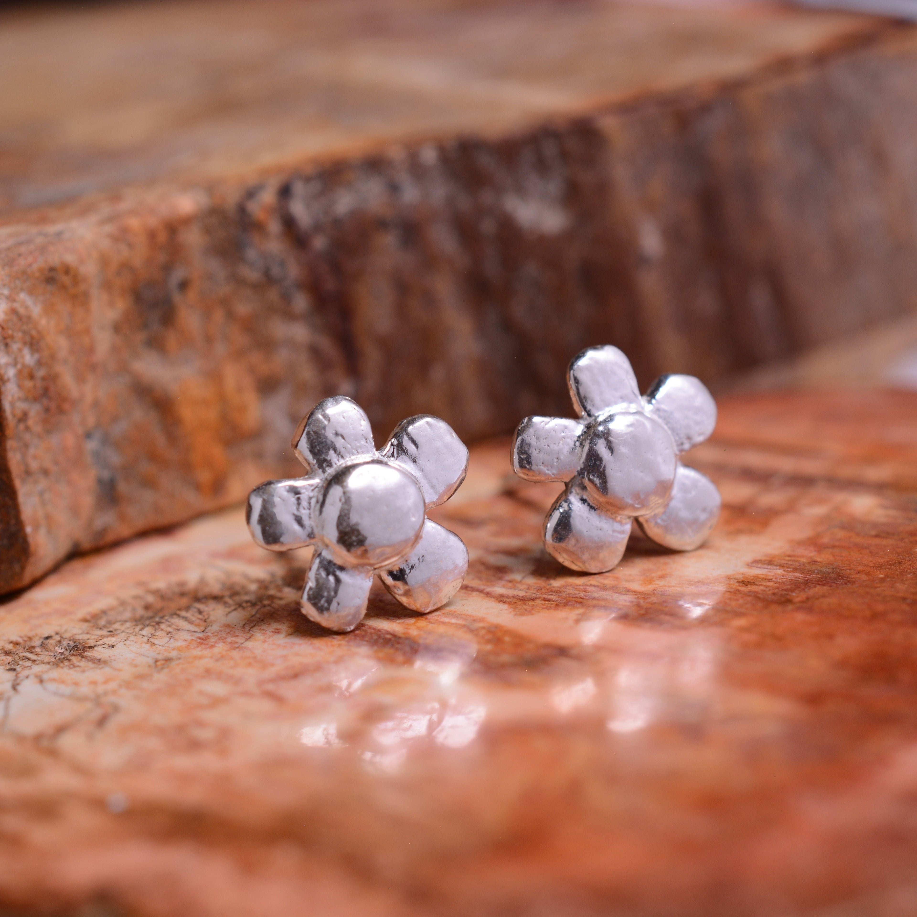 „Wilde Margerite“-Mini-Ohrstecker aus 925er Silber – florale Boho-Ohrringe | Art Diva
