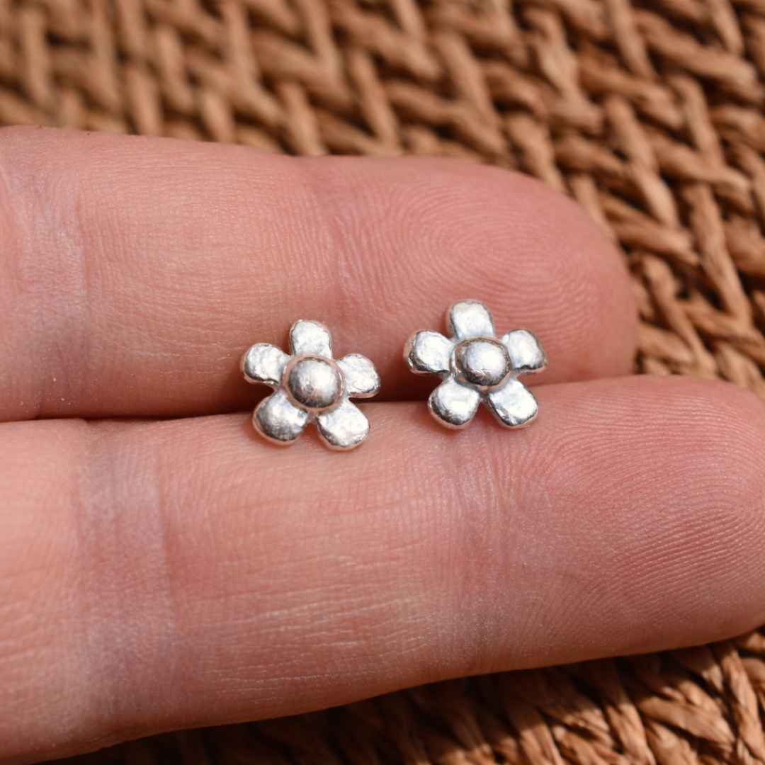 „Wilde Margerite“-Mini-Ohrstecker aus 925er Silber – florale Boho-Ohrringe | Art Diva