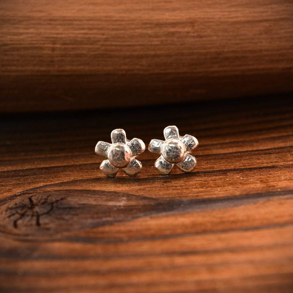 „Wilde Margerite“-Mini-Ohrstecker aus 925er Silber – florale Boho-Ohrringe | Art Diva