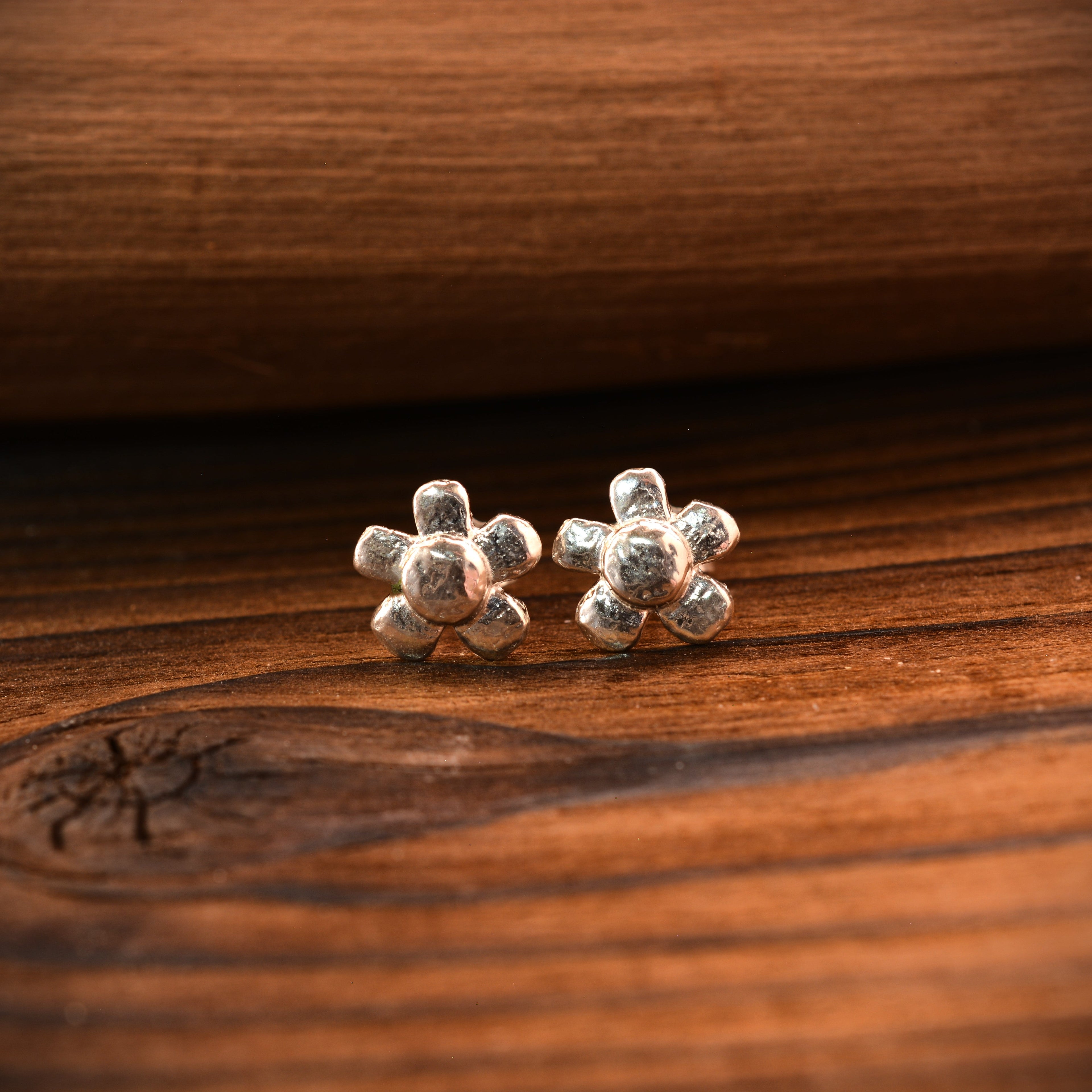 „Wilde Margerite“-Mini-Ohrstecker aus 925er Silber – florale Boho-Ohrringe | Art Diva