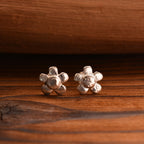 „Wilde Margerite“-Mini-Ohrstecker aus 925er Silber – florale Boho-Ohrringe | Art Diva