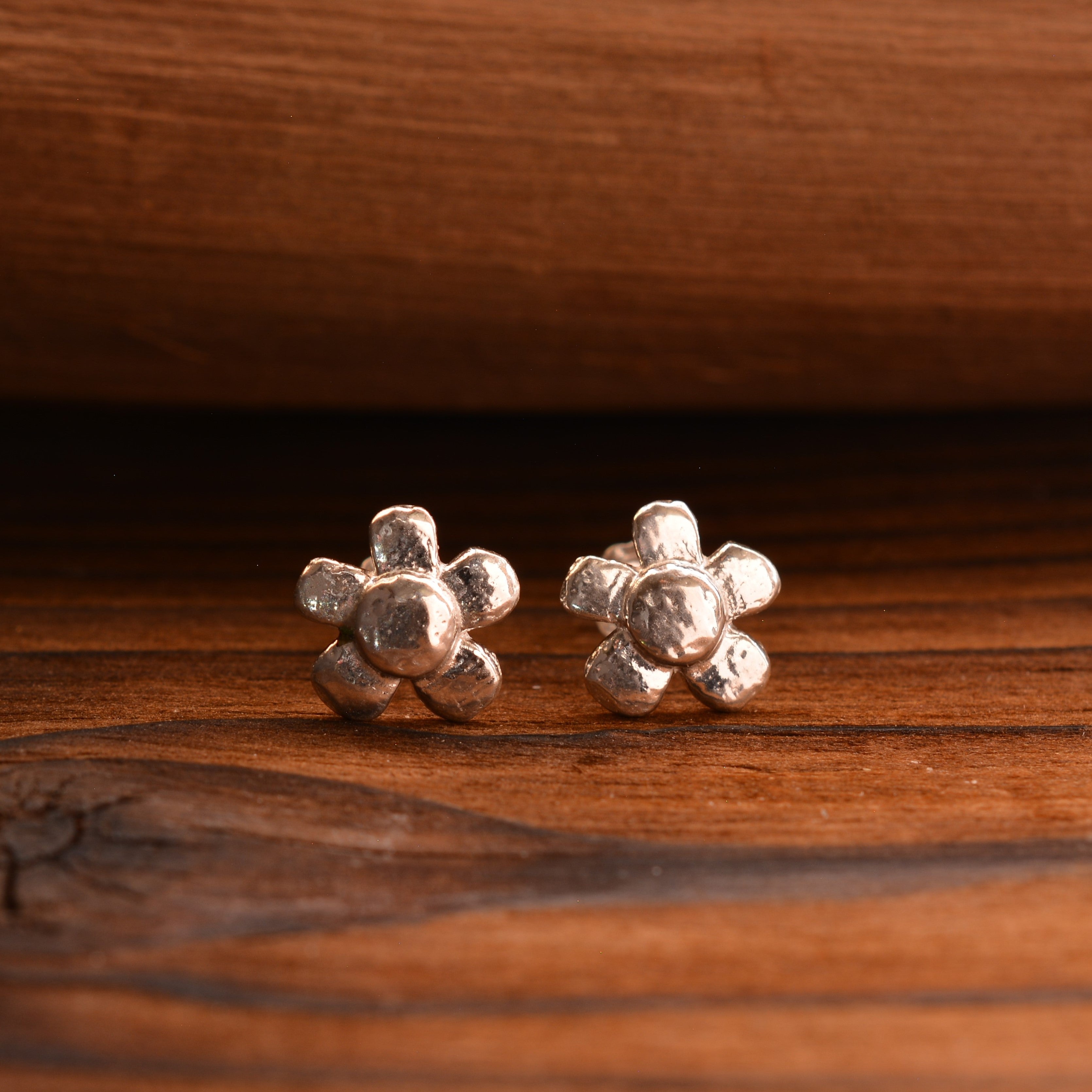 „Wilde Margerite“-Mini-Ohrstecker aus 925er Silber – florale Boho-Ohrringe | Art Diva