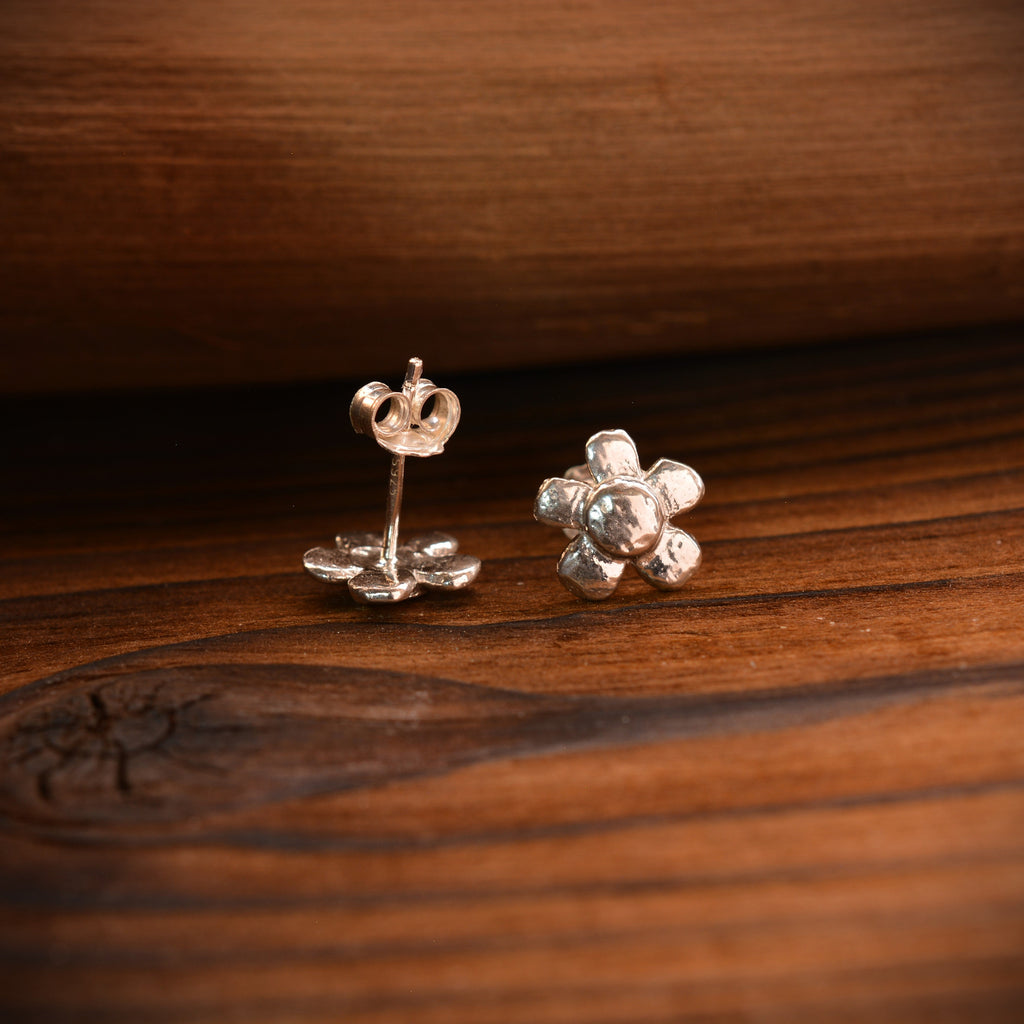 „Wilde Margerite“-Mini-Ohrstecker aus 925er Silber – florale Boho-Ohrringe | Art Diva