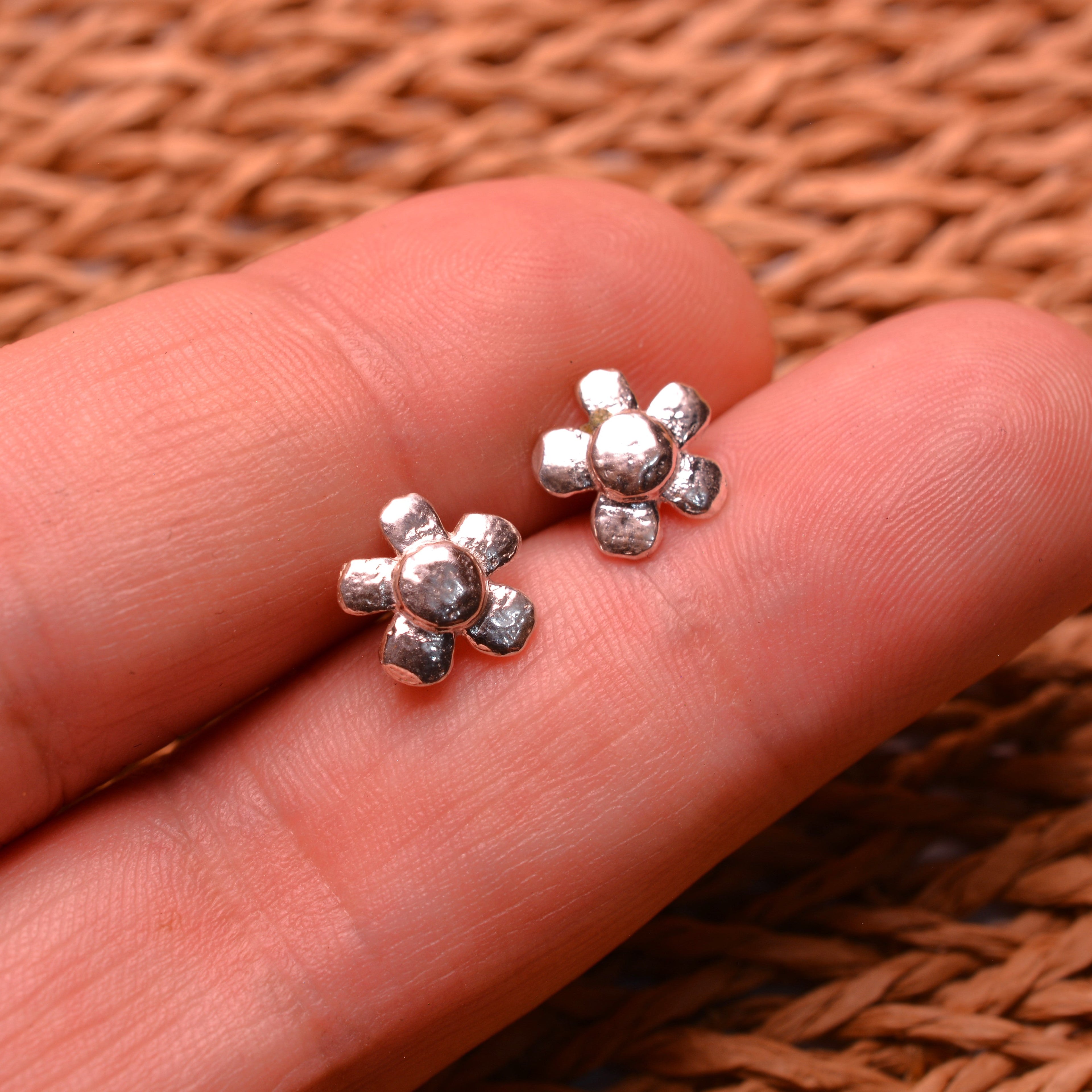 „Wilde Margerite“-Mini-Ohrstecker aus 925er Silber – florale Boho-Ohrringe | Art Diva
