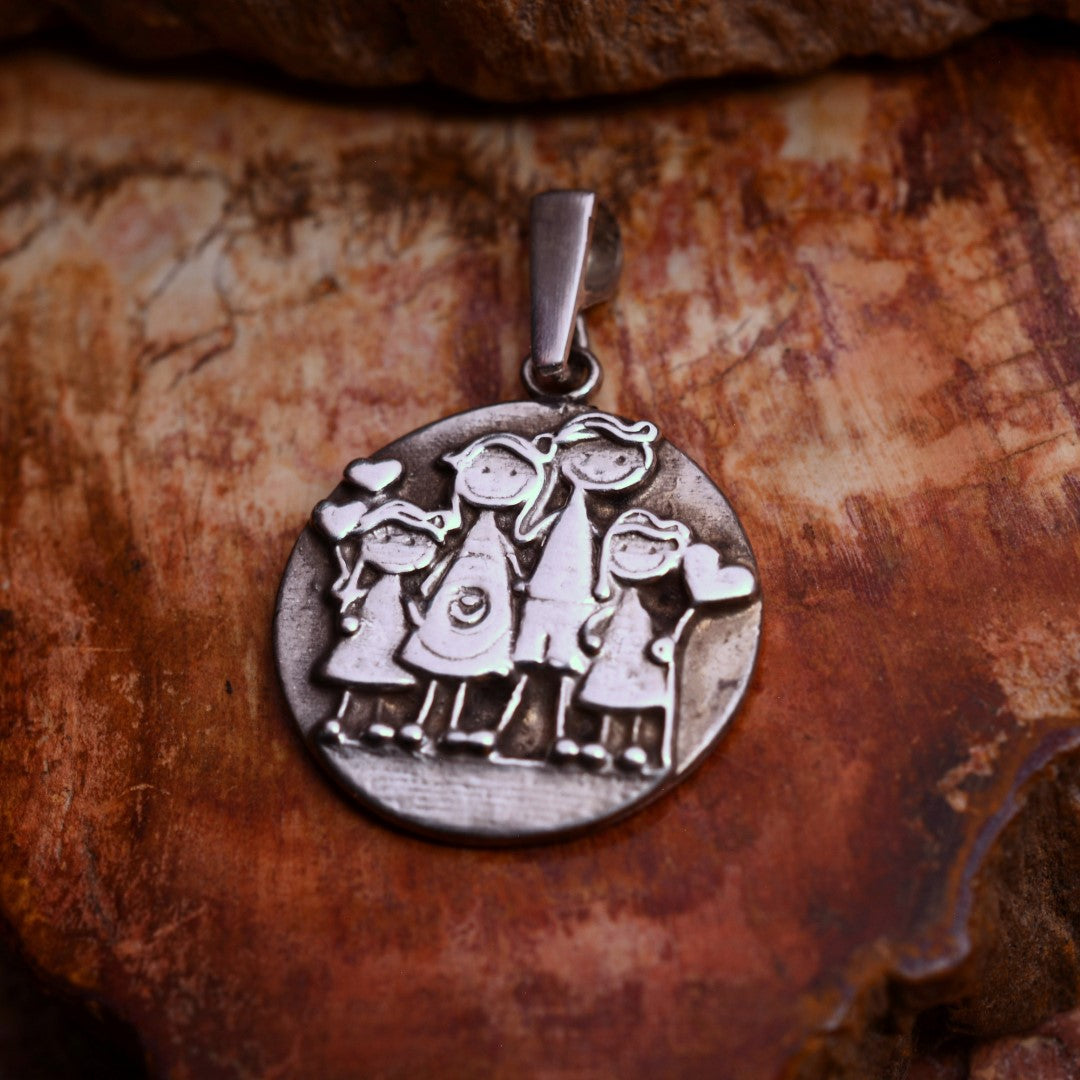 Familien-Anhänger aus 925er Silber – teilweise oxidierter Talisman für familiäre Liebe und Verbundenheit | Art Diva
