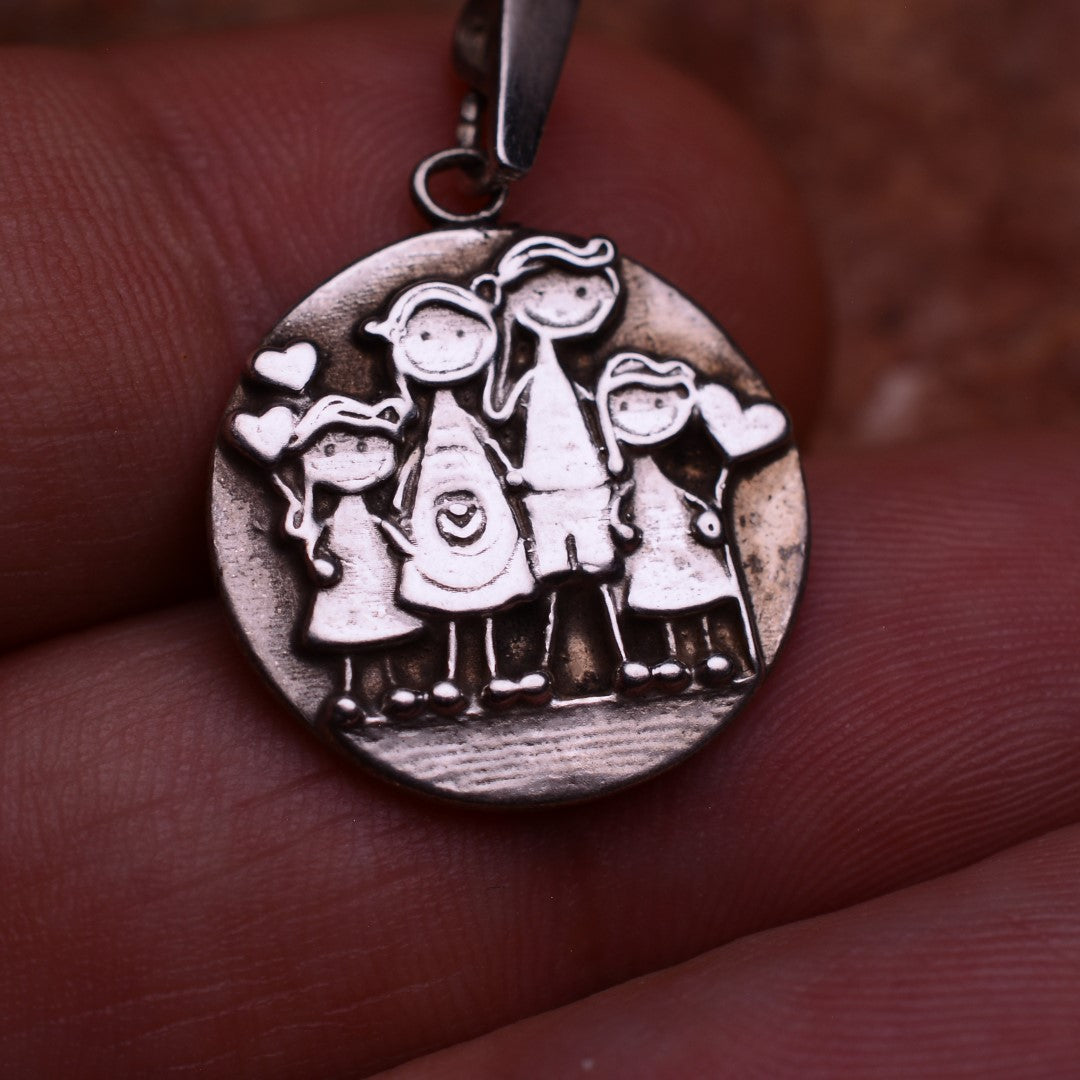 Familien-Anhänger aus 925er Silber – teilweise oxidierter Talisman für familiäre Liebe und Verbundenheit | Art Diva