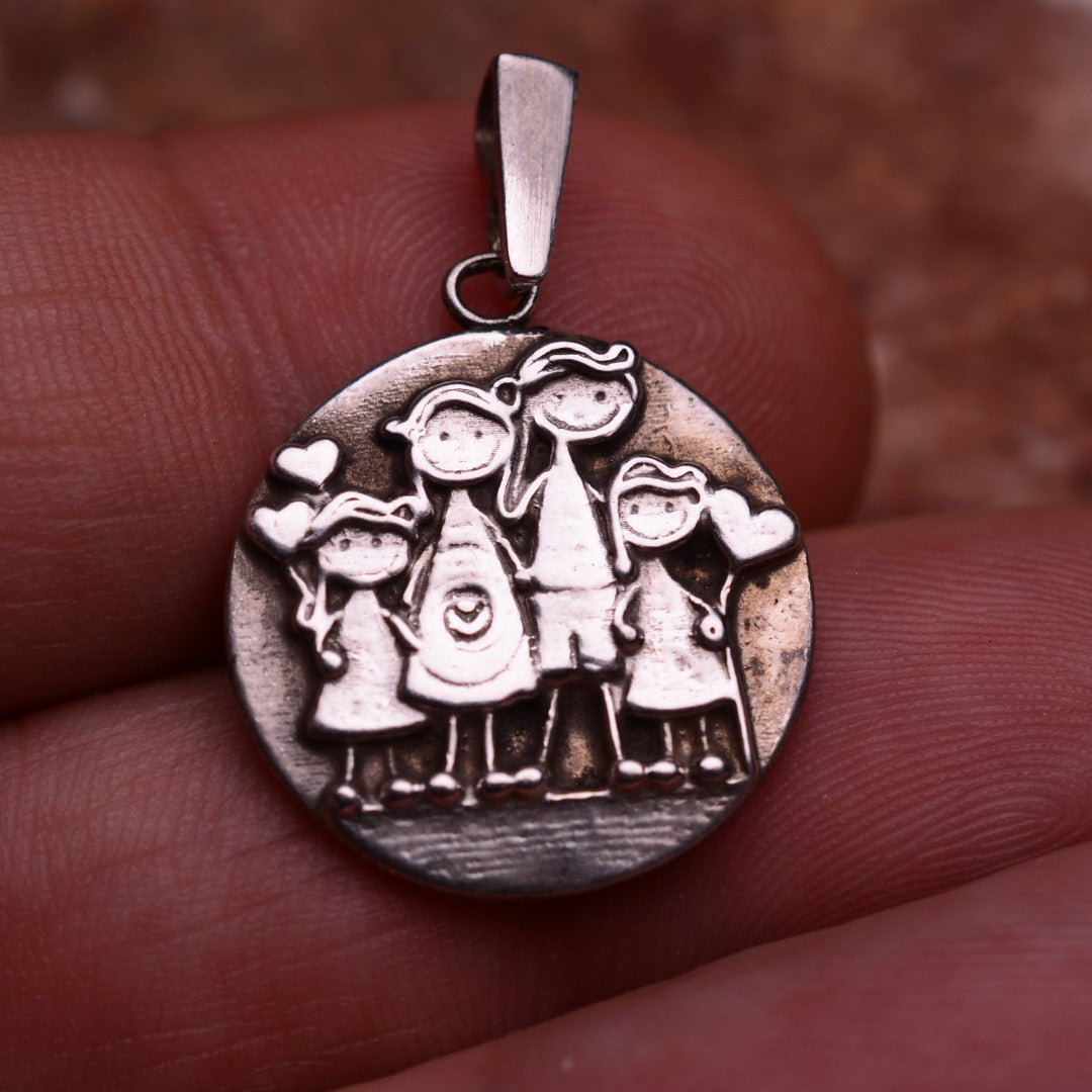 Familien-Anhänger aus 925er Silber – teilweise oxidierter Talisman für familiäre Liebe und Verbundenheit | Art Diva