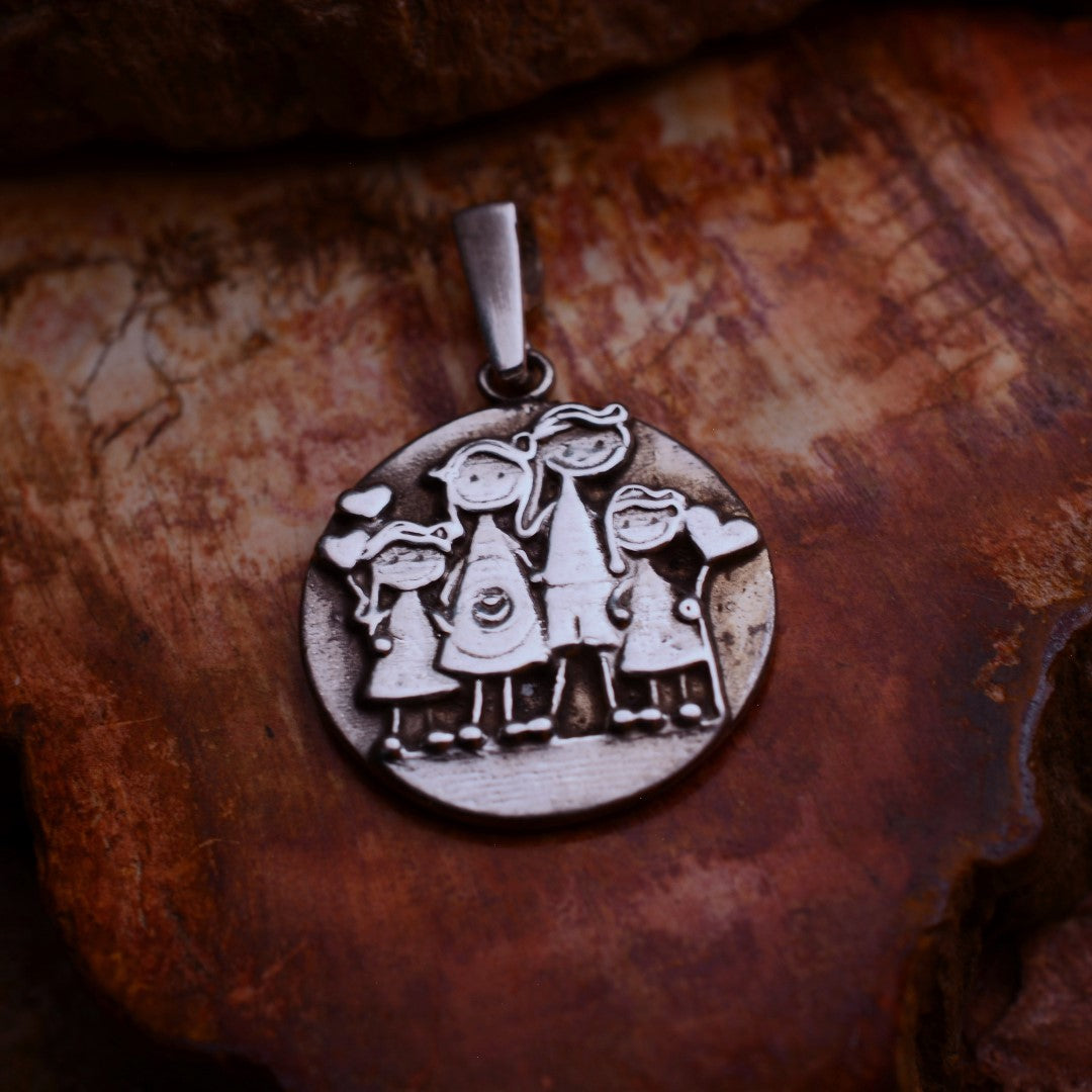 Familien-Anhänger aus 925er Silber – teilweise oxidierter Talisman für familiäre Liebe und Verbundenheit | Art Diva