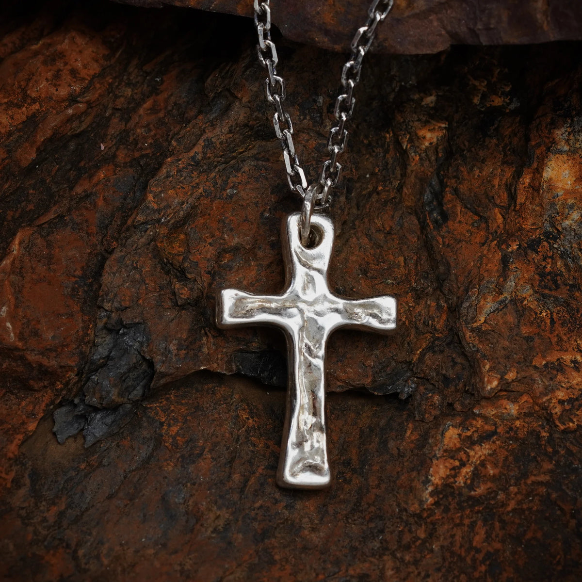 „Stärke und Glaube“-Massiver Kreuz-Anhänger für Herren aus 925er Silber – handpoliertes Symbol für Widerstandskraft und Schutz | Art Diva