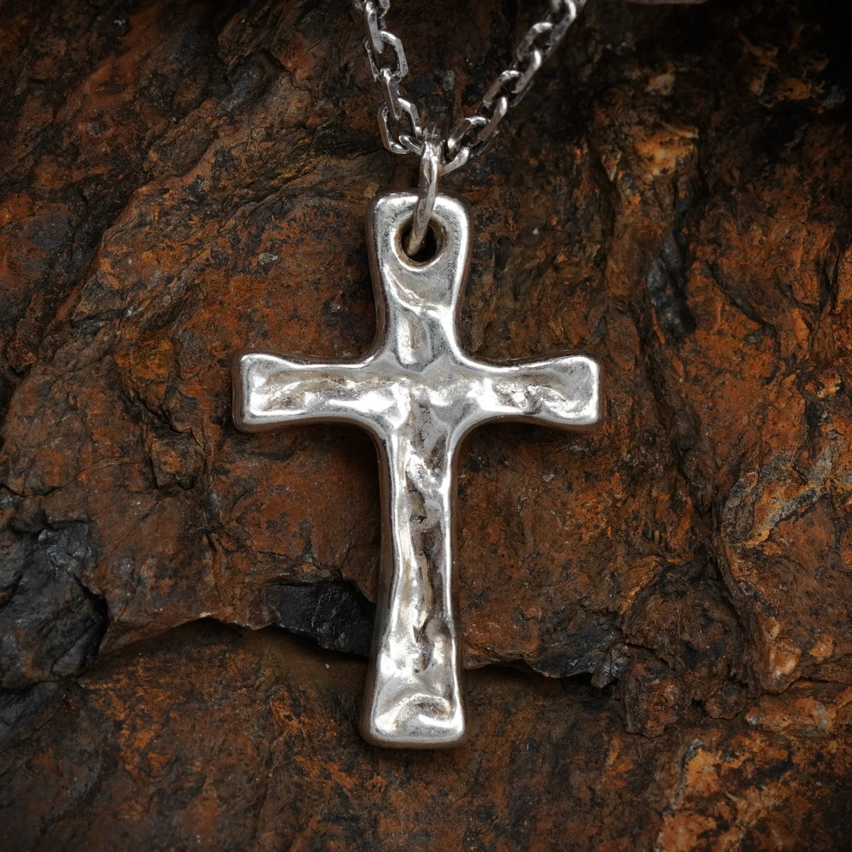 „Stärke und Glaube“-Massiver Kreuz-Anhänger für Herren aus 925er Silber – handpoliertes Symbol für Widerstandskraft und Schutz | Art Diva