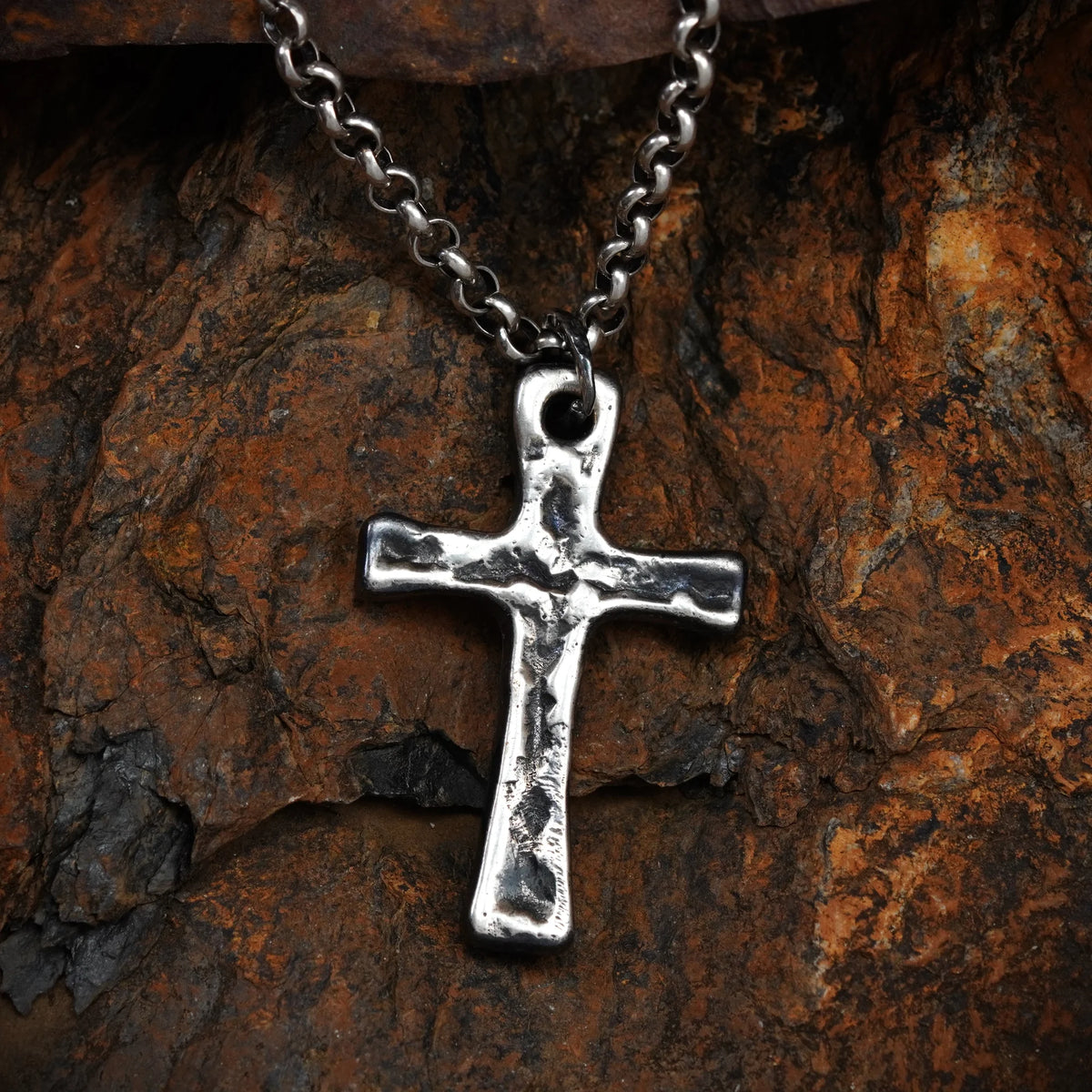 „Stärke und Glaube“-Massiver Kreuz-Anhänger für Herren aus 925er Silber – Skulpturenschmuck im Boho- und rustikalen Stil | Art Diva