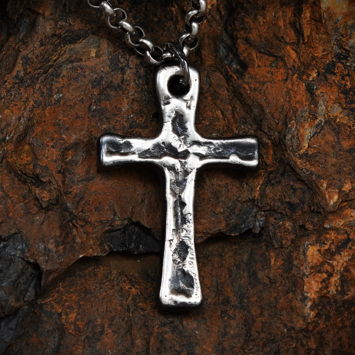 „Stärke und Glaube“-Massiver Kreuz-Anhänger für Herren aus 925er Silber – Skulpturenschmuck im Boho- und rustikalen Stil | Art Diva