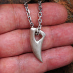 „Wolfszahn“ – handpolierter Herren-Anhänger aus 925er Silber, Talisman für Stärke und Schutz | Art Diva