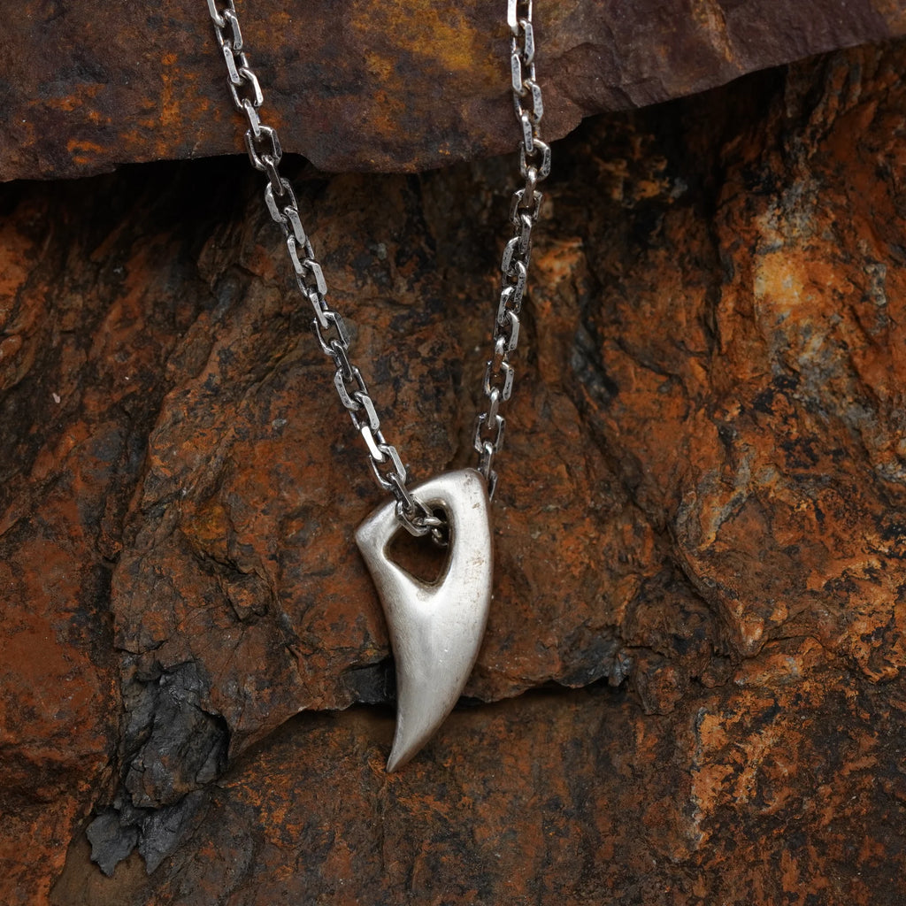 „Wolfszahn“ – handpolierter Herren-Anhänger aus 925er Silber, Talisman für Stärke und Schutz | Art Diva