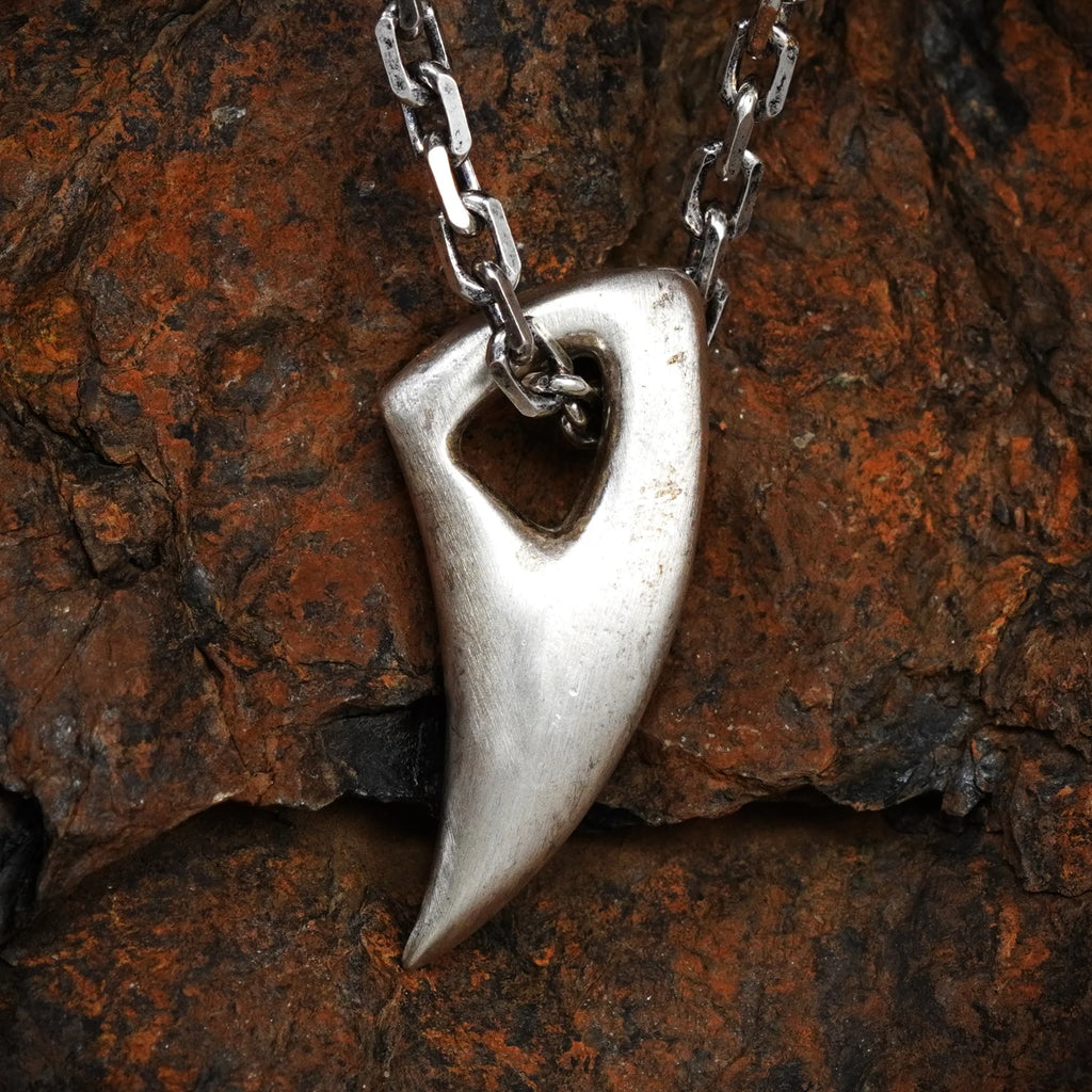 „Wolfszahn“ – handpolierter Herren-Anhänger aus 925er Silber, Talisman für Stärke und Schutz | Art Diva