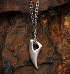 „Wolfszahn“ – handpolierter Herren-Anhänger aus 925er Silber, Talisman für Stärke und Schutz | Art Diva