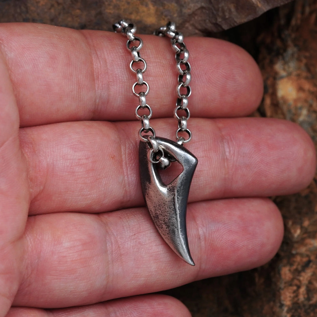 „Wolfszahn“ – teilweise oxidierter Herren-Anhänger aus 925er Silber, Talisman für Stärke und Schutz | Art Diva