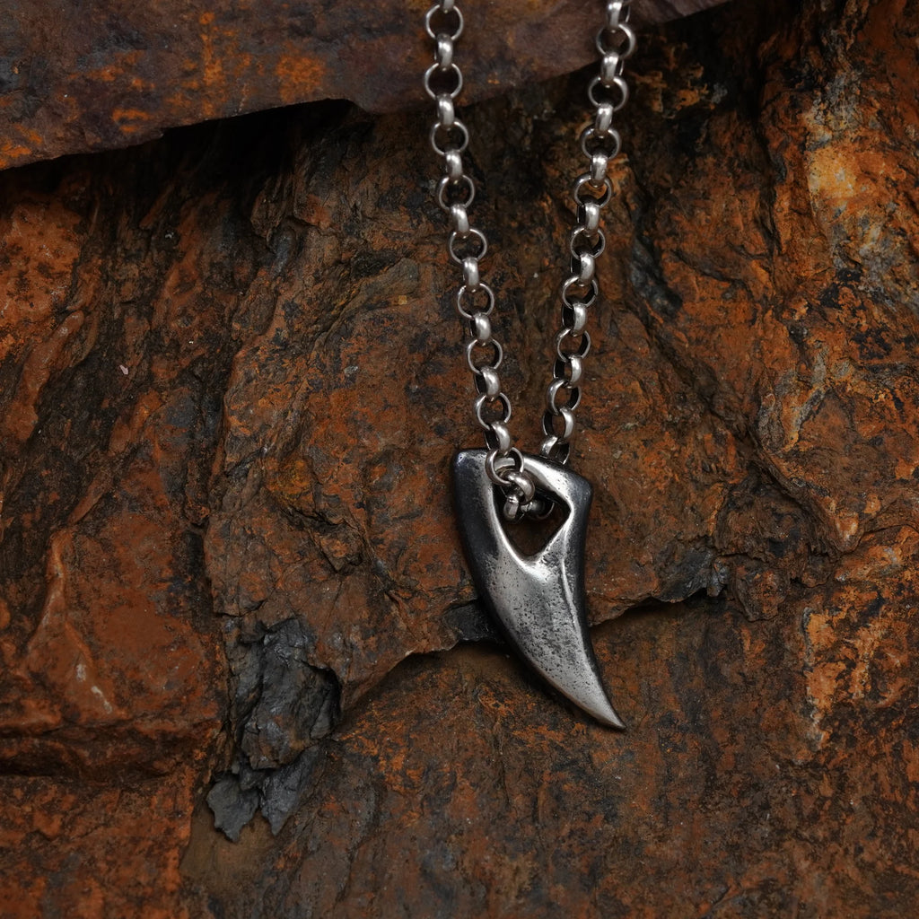 „Wolfszahn“ – teilweise oxidierter Herren-Anhänger aus 925er Silber, Talisman für Stärke und Schutz | Art Diva