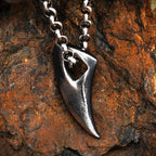 „Wolfszahn“ – teilweise oxidierter Herren-Anhänger aus 925er Silber, Talisman für Stärke und Schutz | Art Diva