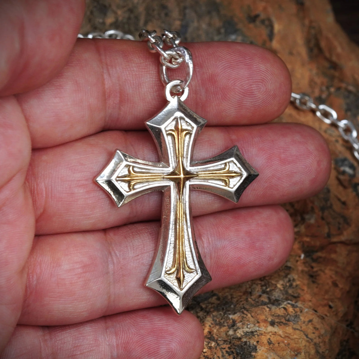 „Königskreuz“-Anhänger für Herren aus 925er Silber – groß und massiv, ornamentales Symbol für Stärke und spirituellen Schutz | Art Diva
