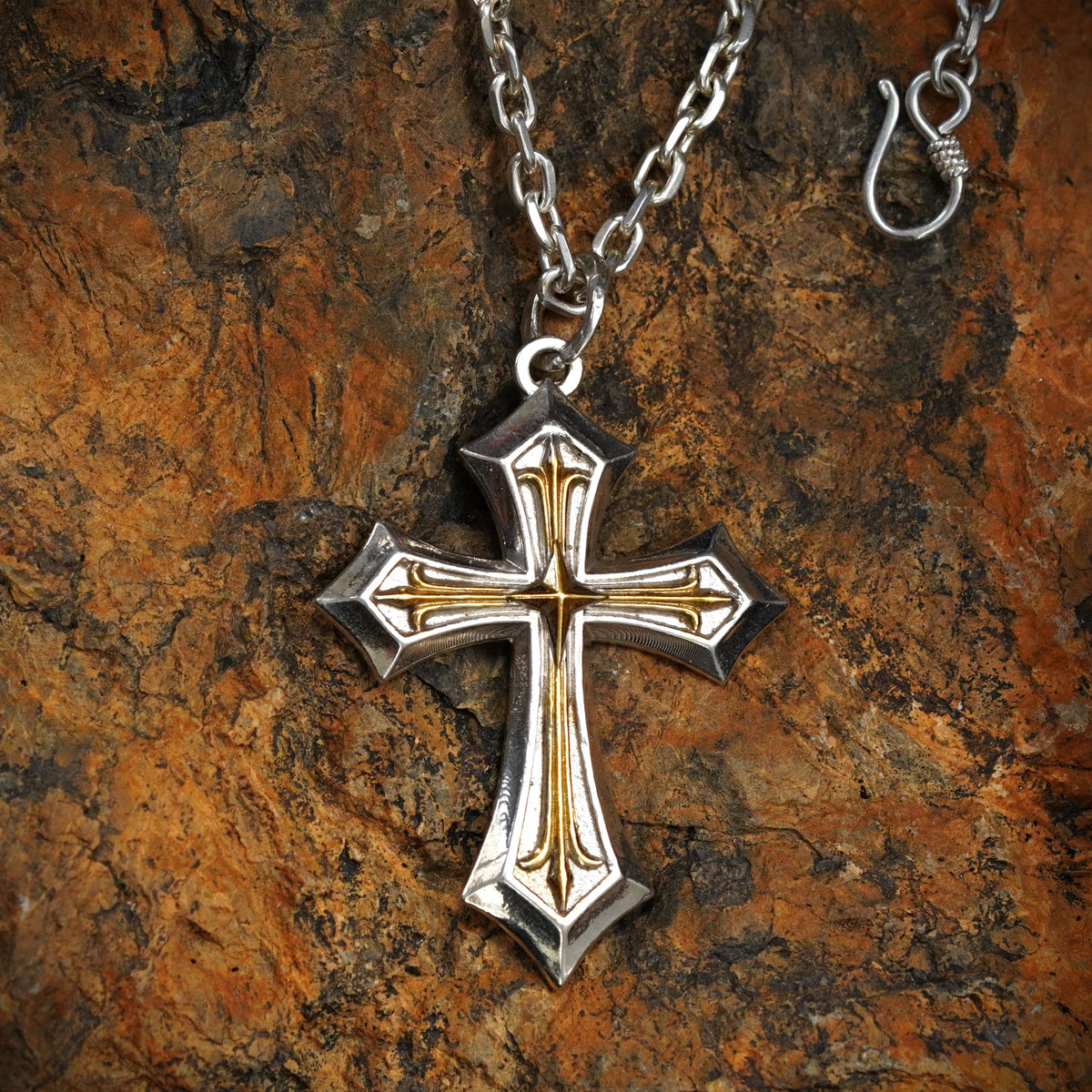 „Königskreuz“-Anhänger für Herren aus 925er Silber – groß und massiv, ornamentales Symbol für Stärke und spirituellen Schutz | Art Diva
