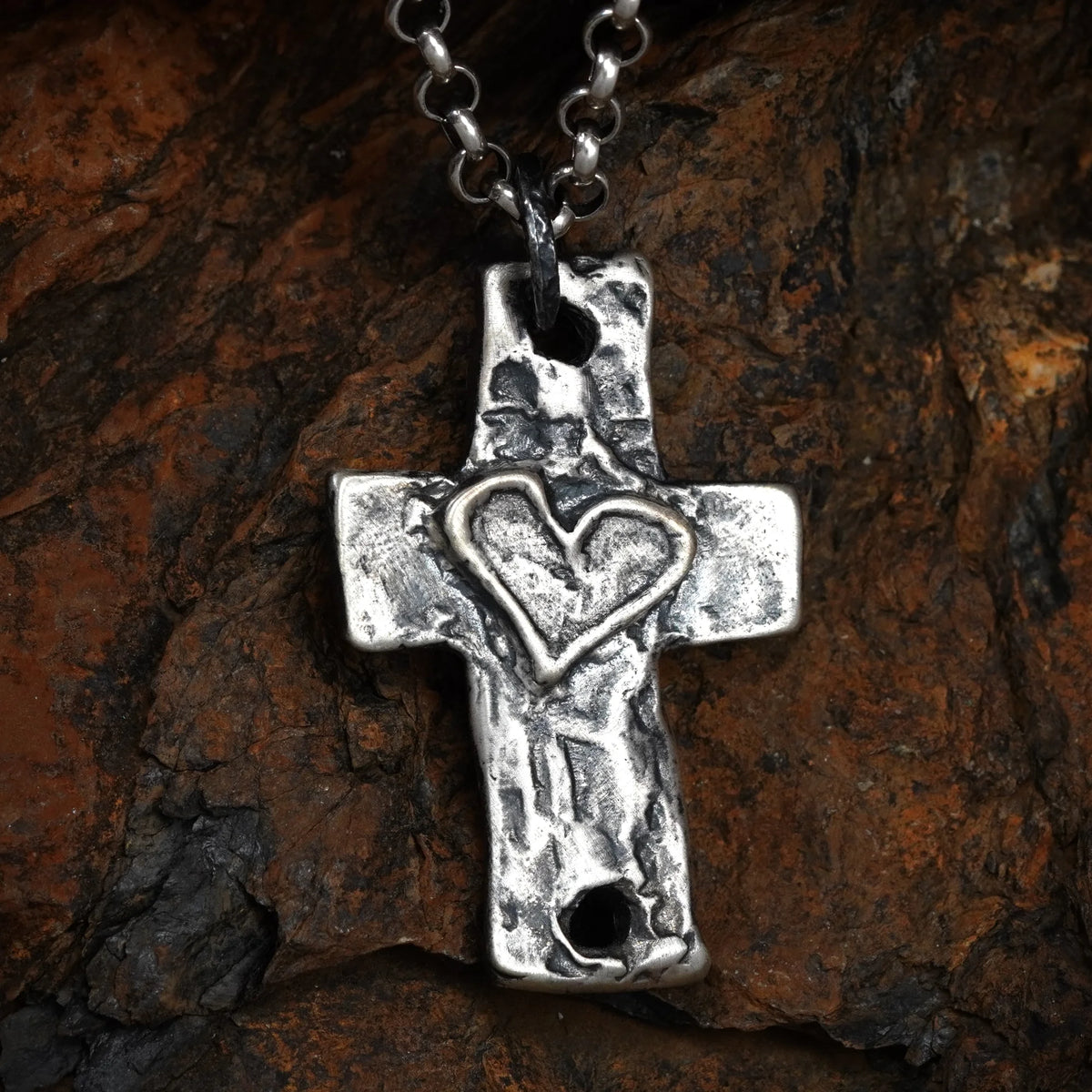 Silberanhänger „Großes massives Herrenkreuz mit Herz“ aus 925er Silber – Talisman für Stärke, Glauben und Schutz | Boho-, Rustik- und Skulpturschmuck | Art Diva