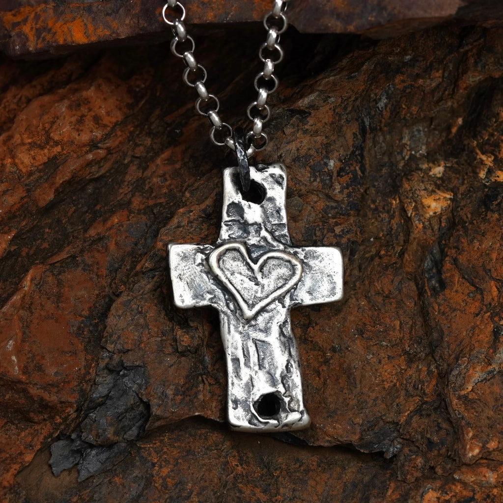 Silberanhänger „Großes massives Herrenkreuz mit Herz“ aus 925er Silber – Talisman für Stärke, Glauben und Schutz | Boho-, Rustik- und Skulpturschmuck | Art Diva