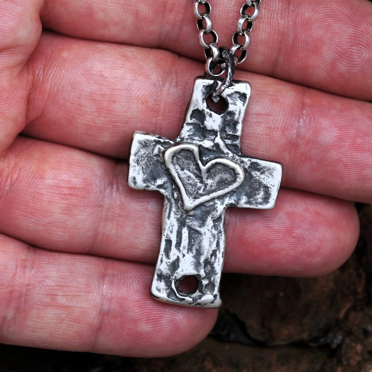 Silberanhänger „Großes massives Herrenkreuz mit Herz“ aus 925er Silber – Talisman für Stärke, Glauben und Schutz | Boho-, Rustik- und Skulpturschmuck | Art Diva