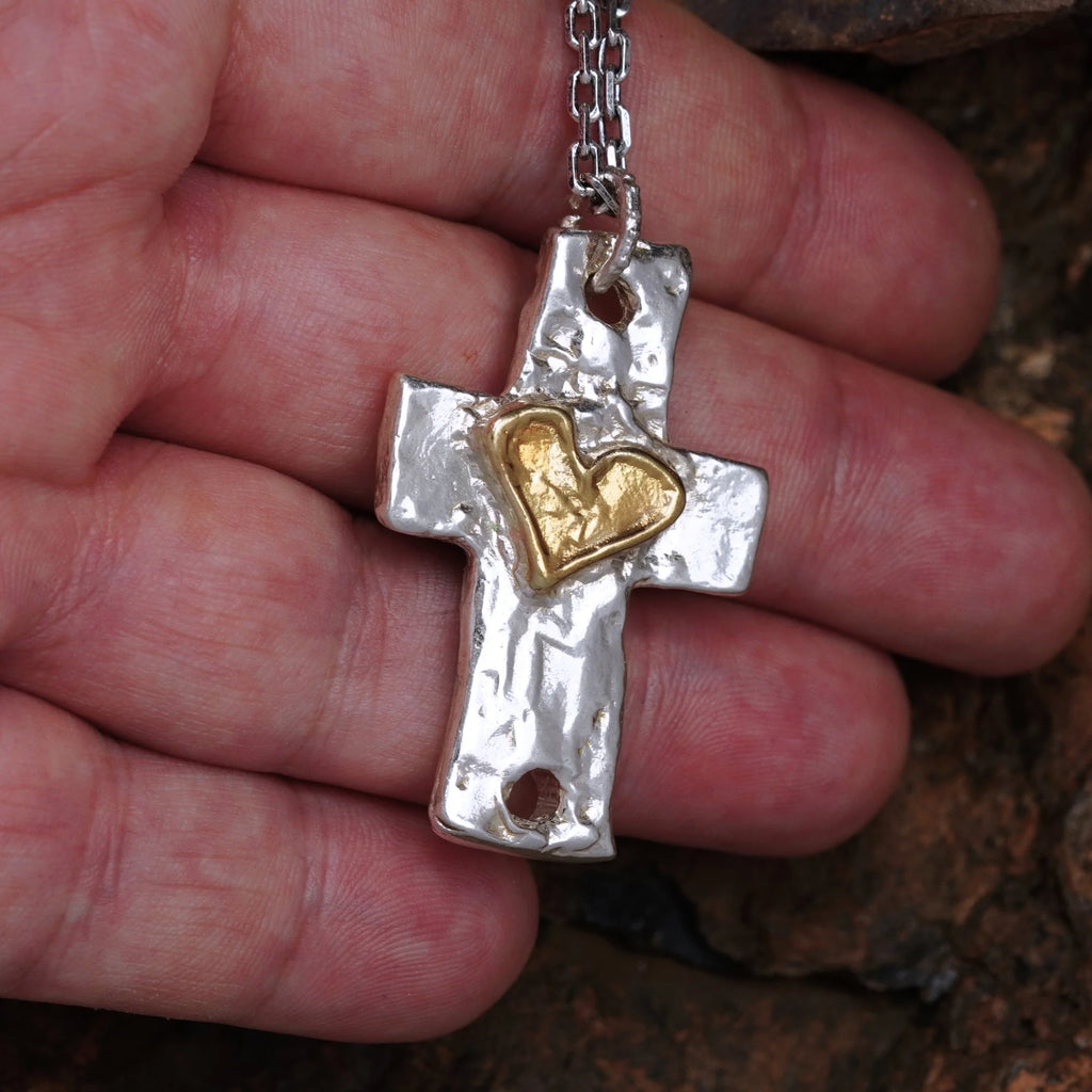 Silberanhänger 925 „Massives Herrenkreuz mit Herz“ – mit vergoldetem Akzent | Art Diva