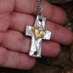 Silberanhänger 925 „Massives Herrenkreuz mit Herz“ – mit vergoldetem Akzent | Art Diva