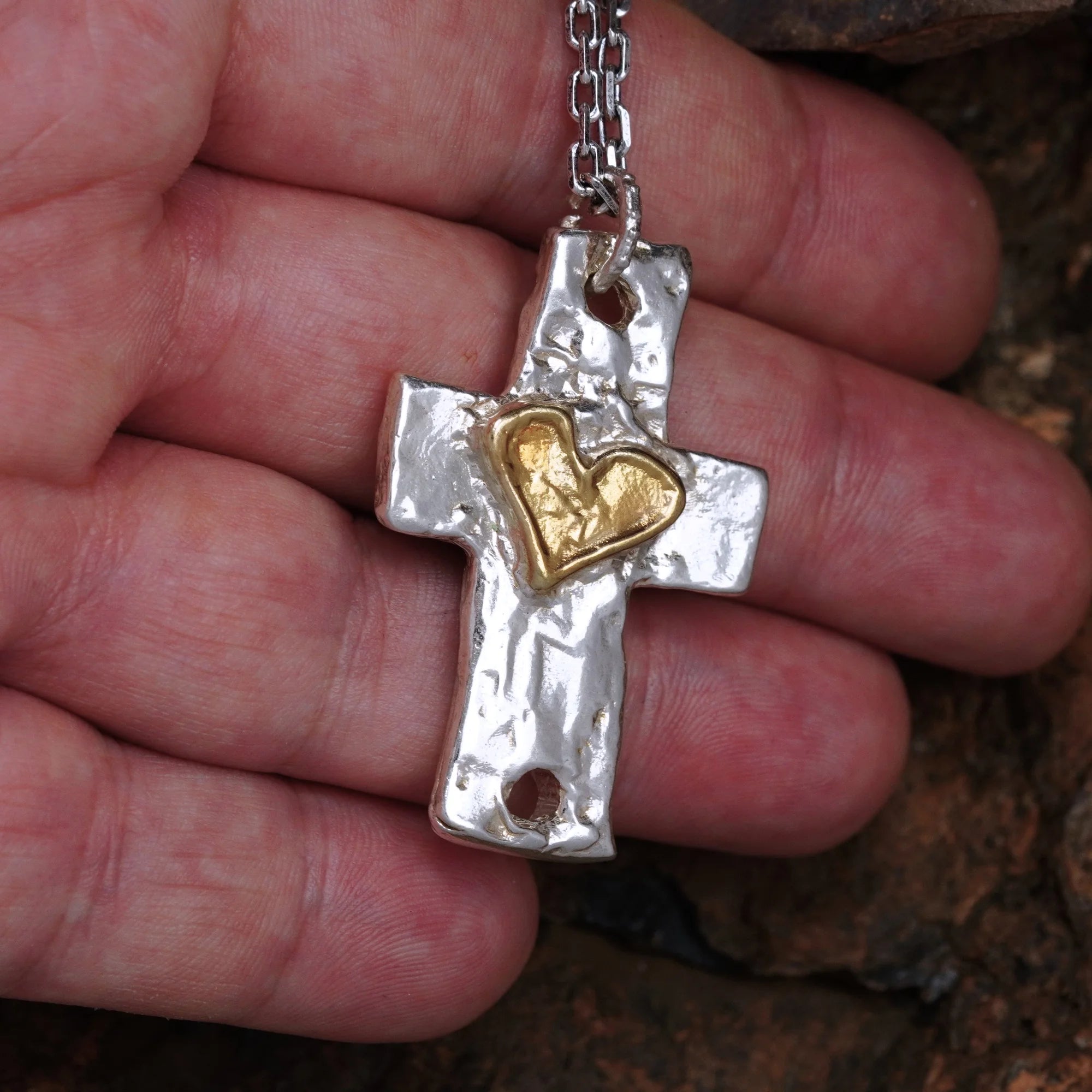 Silberanhänger 925 „Massives Herrenkreuz mit Herz“ – mit vergoldetem Akzent | Art Diva