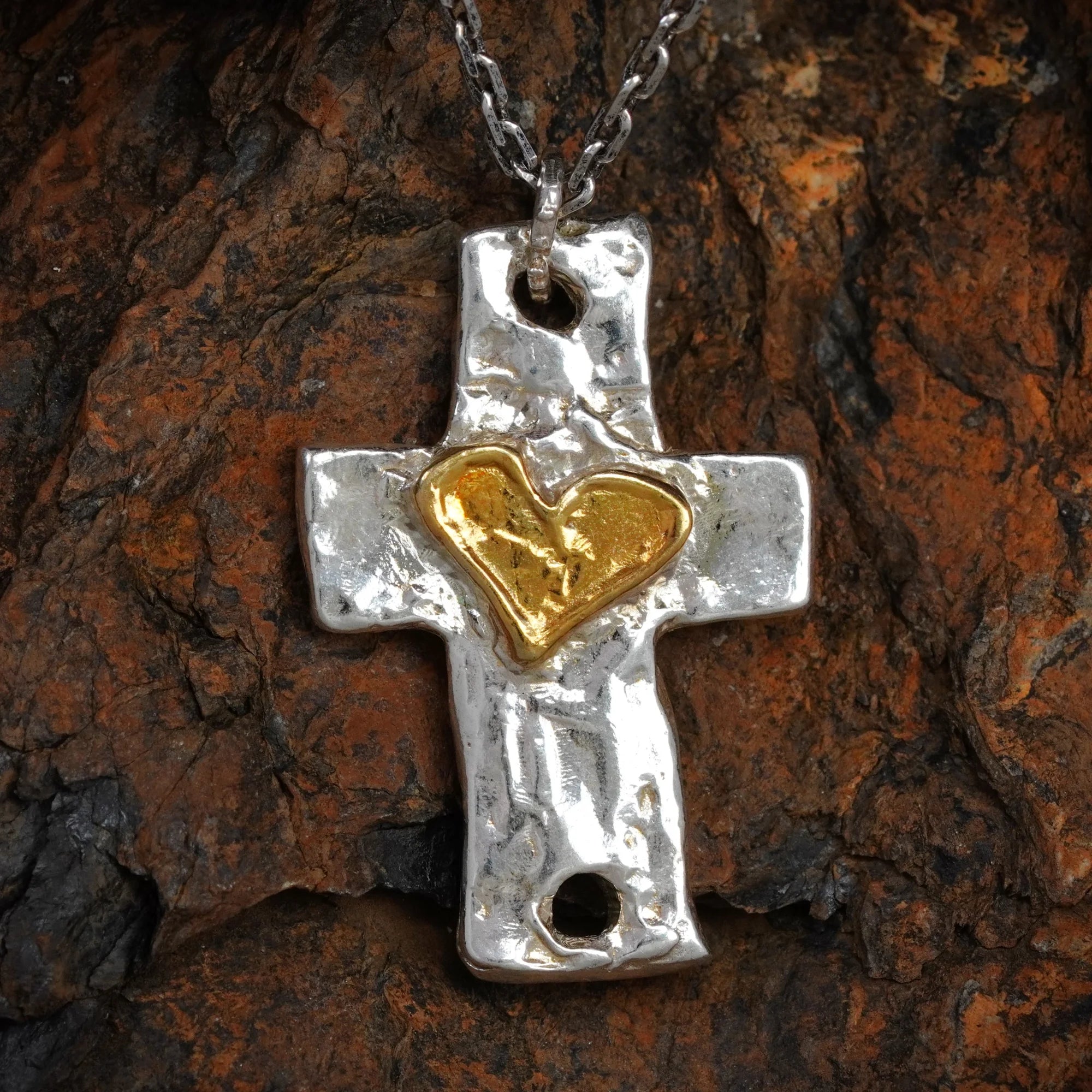 Silberanhänger 925 „Massives Herrenkreuz mit Herz“ – mit vergoldetem Akzent | Art Diva