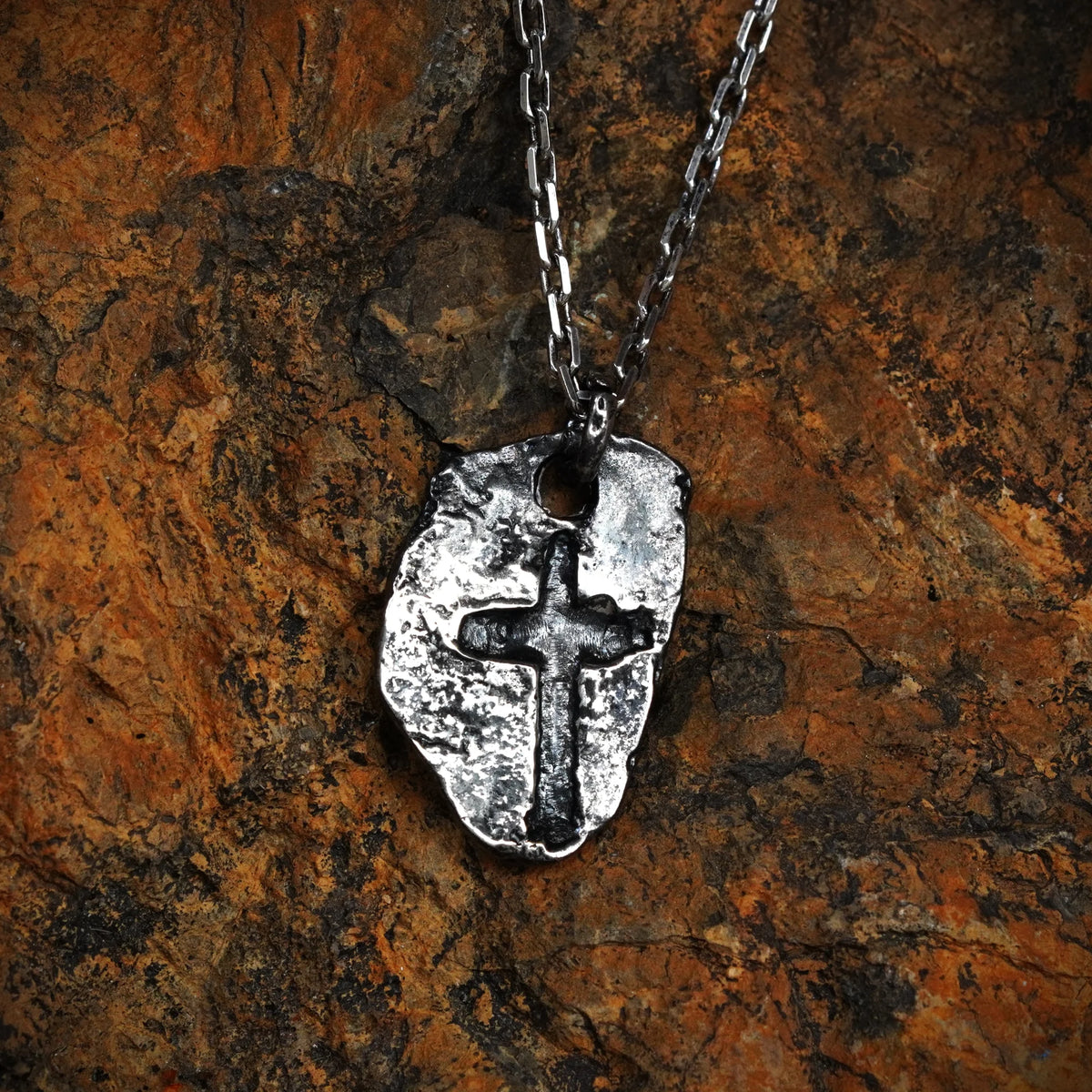 „Massives Kreuz“ – oxidierter Herren-Anhänger aus 925er Silber, Talisman für Stärke und spirituellen Schutz, Schmuck im Boho- und rustikalen Stil | Art Diva