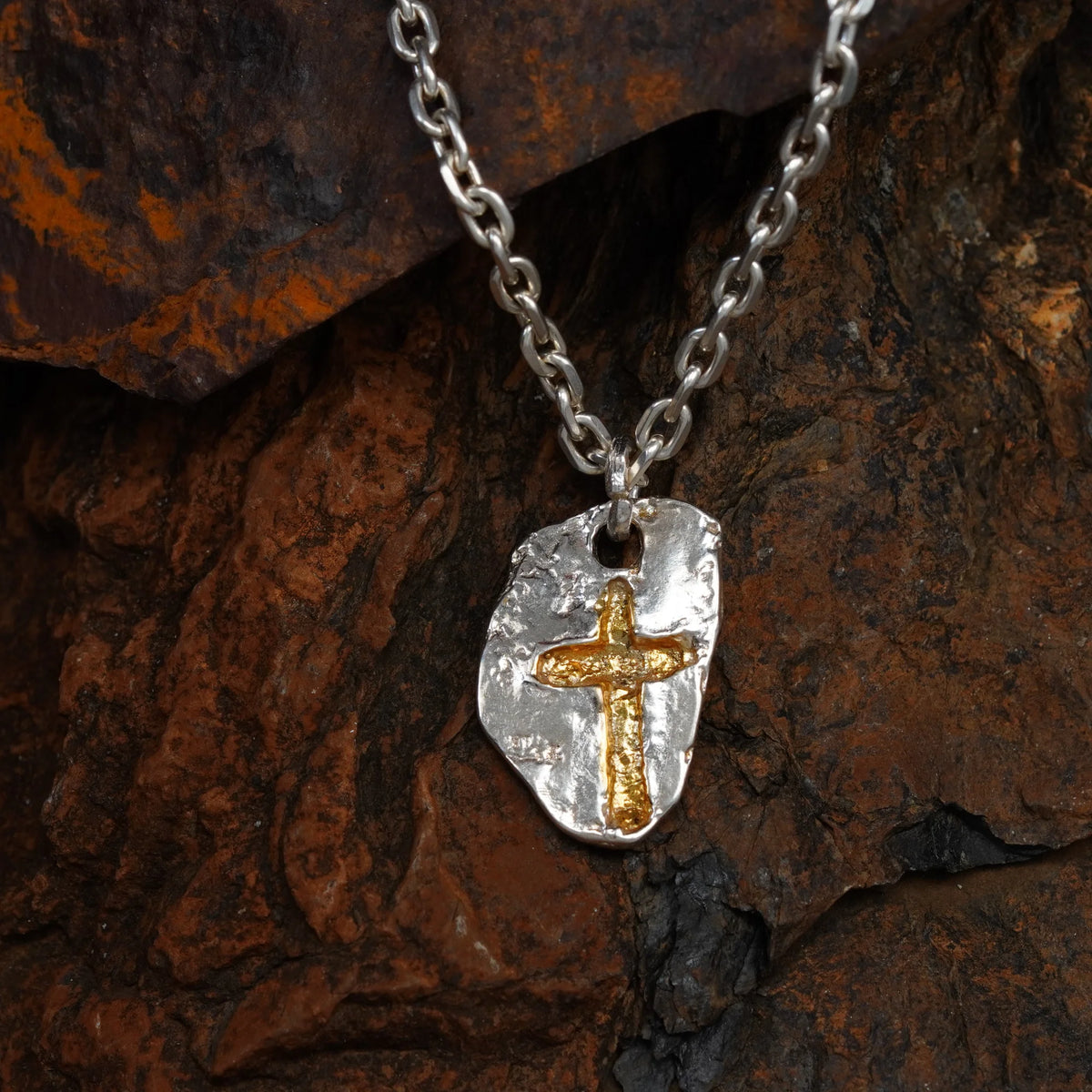 „Massives Kreuz“ – handpolierter Herren-Anhänger aus 925er Silber, Talisman für Stärke, Widerstandskraft und Schutz, Skulpturenschmuck im Boho- und rustikalen Stil | Art Diva