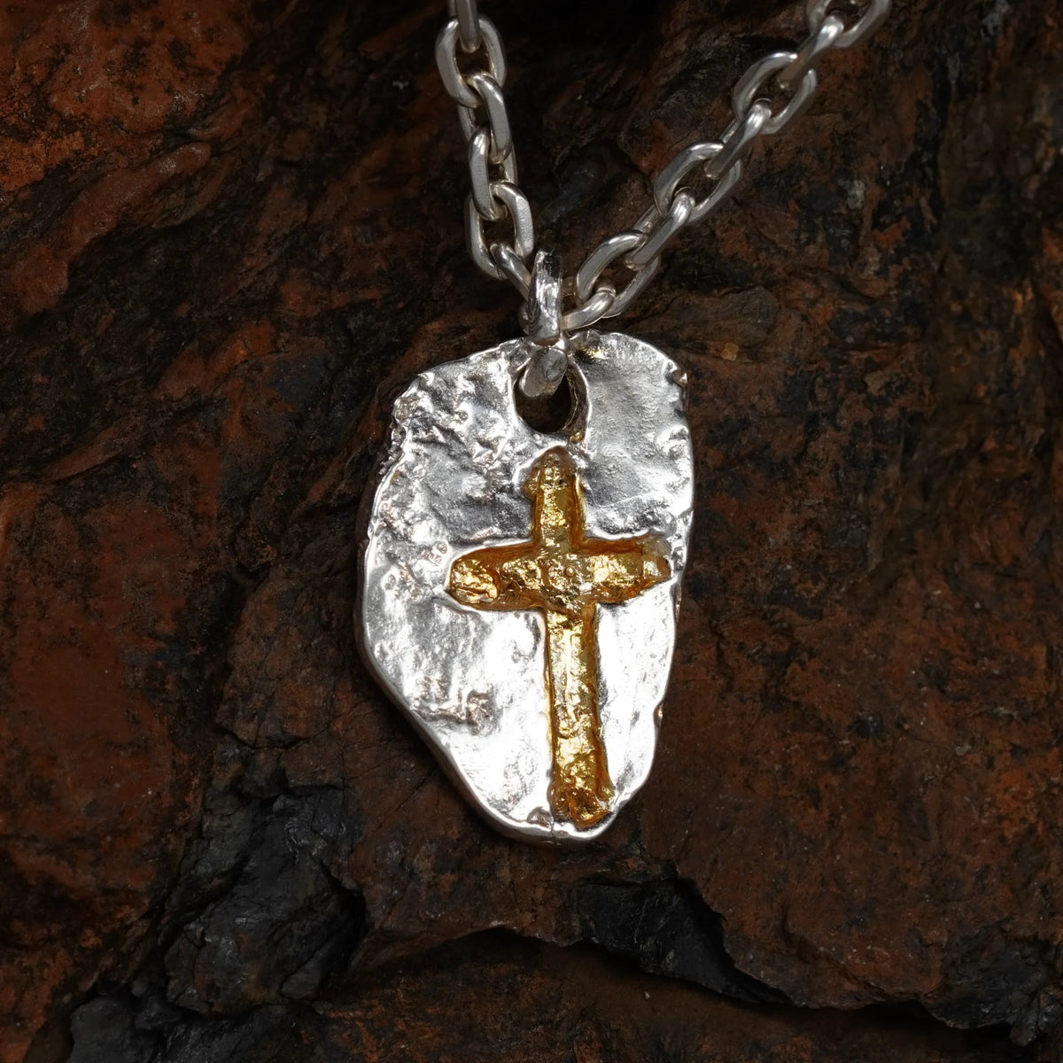 „Massives Kreuz“ – handpolierter Herren-Anhänger aus 925er Silber, Talisman für Stärke, Widerstandskraft und Schutz, Skulpturenschmuck im Boho- und rustikalen Stil | Art Diva