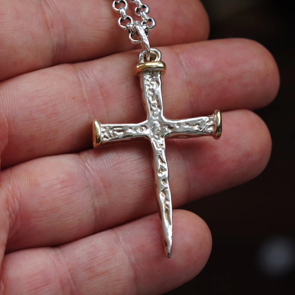 Kreuz-Anhänger für Herren aus 925er Silber mit goldfarbenen Akzenten – Boho- und rustikales Design | Art Diva