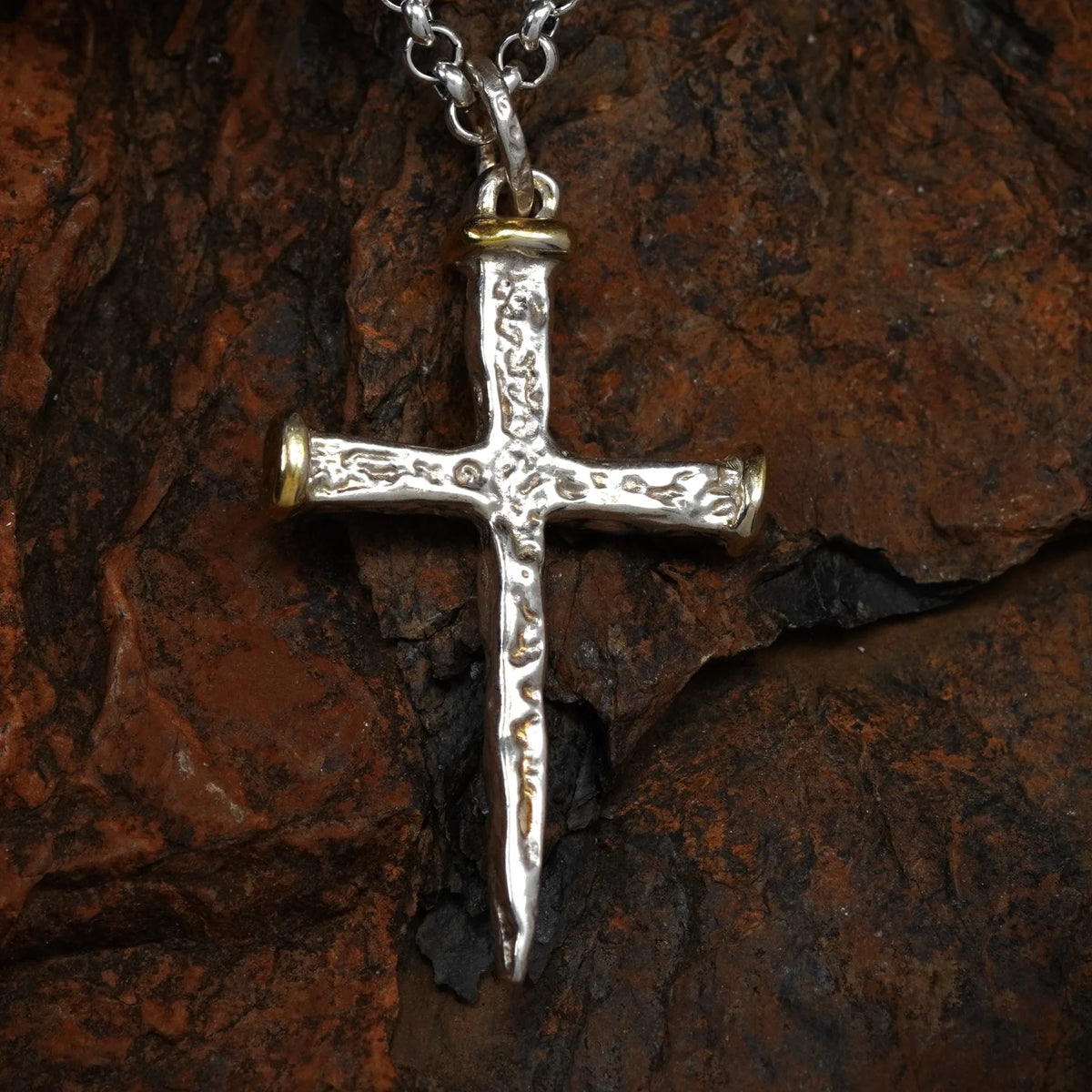 Kreuz-Anhänger für Herren aus 925er Silber mit goldfarbenen Akzenten – Boho- und rustikales Design | Art Diva